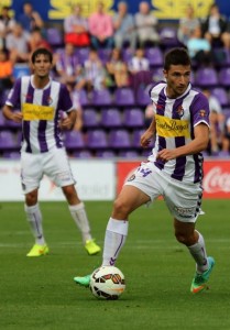 Omar conduce el balón ante la mirada  de Valiente || Foto: Real Valladolid