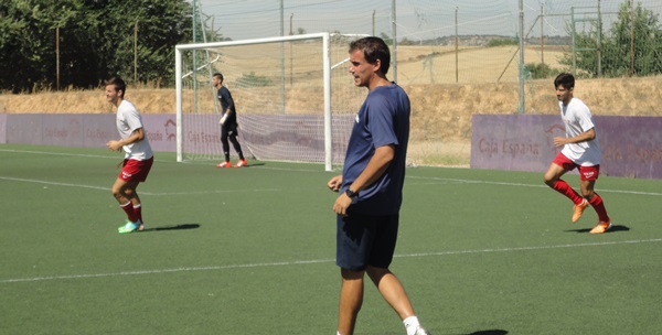 Jonathan Prado dirige el calentamiento || Foto: Sergio Sanz