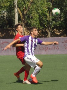 Dani Vega intenta hacerse con un balón Foto: Sergio Sanz