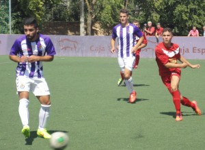 Víctor Centeno despeja un balón ante Rubén Adeva Foto: Sergio Sanz