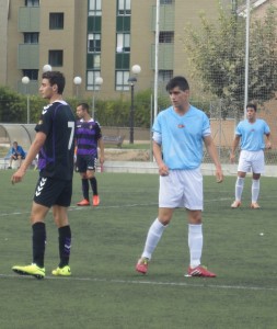 El blanquivioleta Juan y el celeste Víctor Rico, durante un momento del Arces - Real Valladolid B Foto: Sergio Sanz