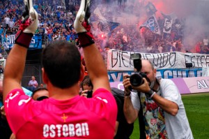 Más de 3.000 personas acudieron al Tartiere a recibir  a Esteban en su retorno al Real Oviedo || Foto: rocf1926