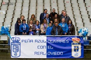 Algunos de los integrantes de la peña, en el Carlos Tartiere