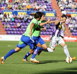 Óscar intenta zafarse de dos rivales Foto: Real Valladolid