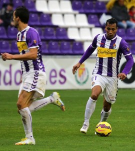 Jeffren conduce el balón ante Óscar Díaz Foto: Real Valladolid