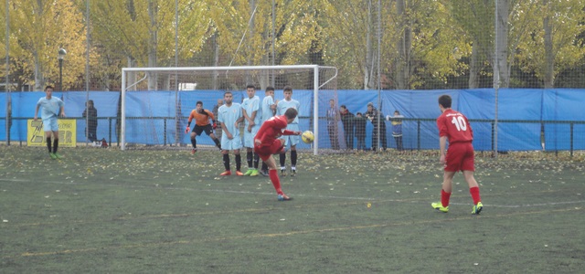 Centeno lanza la falta del gol contra el Adarve || Foto: Sergio Sanz