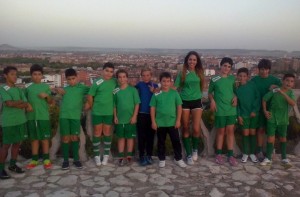 Alba Oliveros, junto al Alevín B del CD Victoria, equipo al que entrena