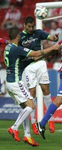 Samuel cabecea un balón ante Chus Herrero Foto: Real Valladolid