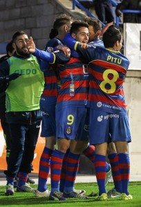 El Llagostera celebra la victoria sobre el Valladolid || Foto: LFP