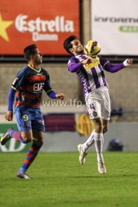 Valiente trata de arropar  una pelota con el pecho