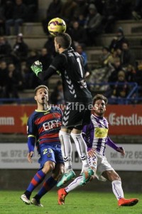 Varas despeja de testa  un balón largo del Llagostera