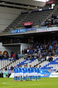 Los jugadores del Oviedo guardan un minuto de silencio Foto: Rosa M. Martín