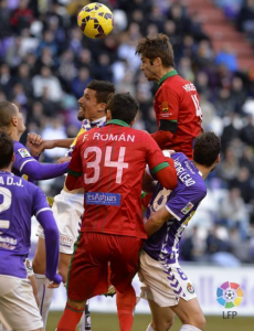 Rueda trata de despejar un balón