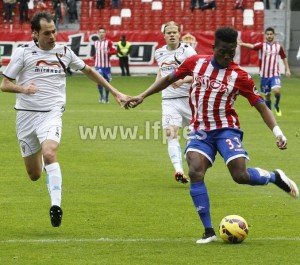 Ndi golpea al balón