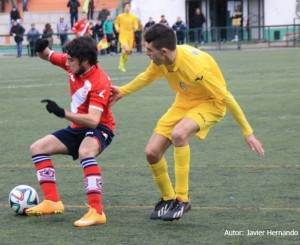 Álvaro intenta zafarse de un rival