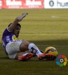 Jonathan Pereira disputa un balón desde el suelo