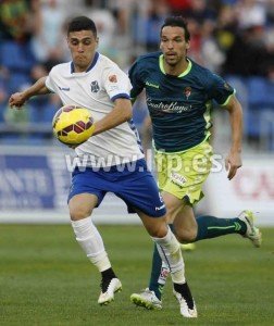 André Leão pugna por un balón