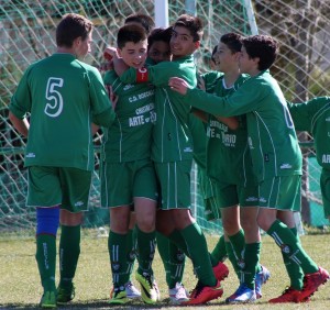 Equipo infantil del Boecillo, que entrena Juanjo, jugador del Real Valladolid Promesas Foto: Rosa M. Martín