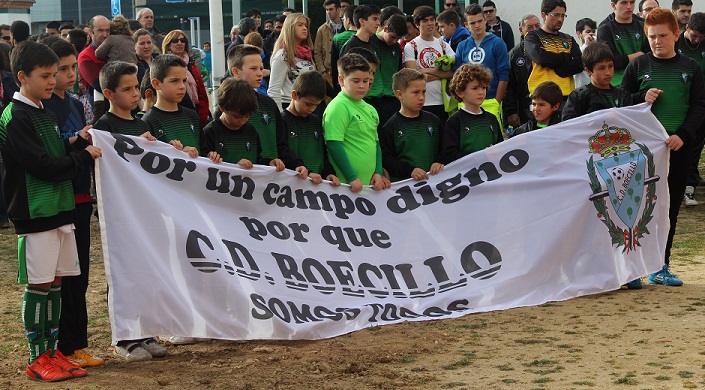 Varios jugadores del club sostienen una pancarta reivindicativa || Foto: Rosa M. Martín