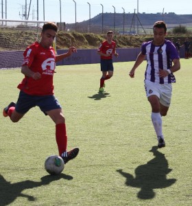 Corral intenta quitar el balón a un rival Foto: Víctor Álvarez