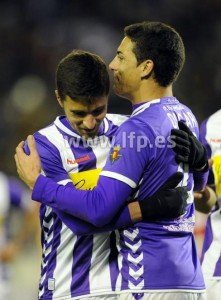 Omar y Óscar celebran el cuarto gol