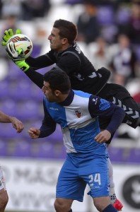 Javi Varas coge un balón ante Benja Foto: LFP