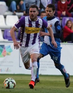 Chica conduce ante Marquitos Foto: Real Valladolid