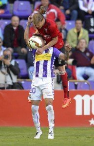 Aitor Fernández de sube a Hernán para cabecear un balón