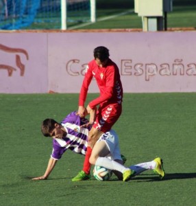 Toni contra un jugador del Real Murcia Foto: Rosa M. Martín