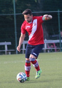 Pablo patea un balón || Foto: Rosa M. Martín