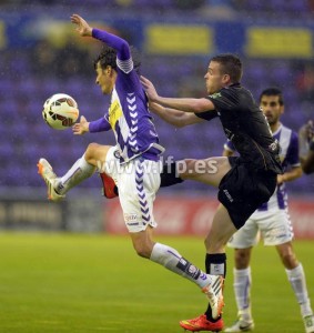 Eraso y Rubio luchan por un balón dividido