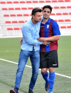 Rubén Albés con un jugador del Eldense Foto: Vicen Muñoz