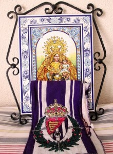 No es la Virgen de la Macarena, sino  del Rosario, pero vale igual