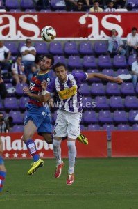 Óscar Díaz puja por un balón aéreo