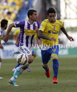 Araujo disputa un balón ante Rueda