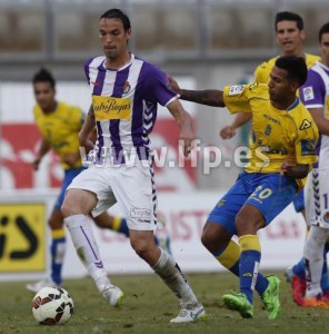 Leão esconde la pelota ante Viera