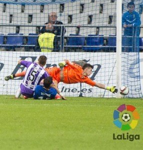 Kepa se estira tras un remate de Toché