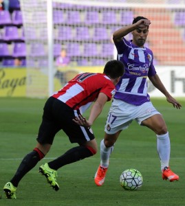 Moyano, ante un jugador del Bilbao Athletic Foto: Real Valladolid