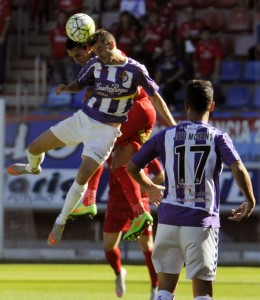 Juan Villar cabecea un balón || Foto: LFP