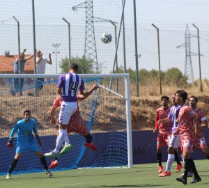 Cristian pelea un balón aéreo || Foto: Rosa M. Martín