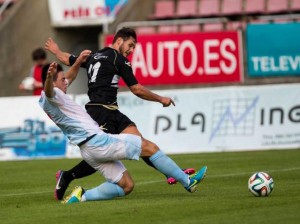 Pablo Espina en un lance del juego contra un defensa del Compostela la temporada pasada Foto: La Nueva España 