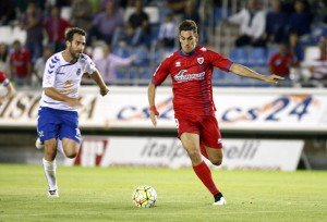 Álex Alegría dirige el balón ||Foto: Heraldo de Soria