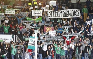 Los aficionados del Racing protestan en un partido en El Sardinero || Foto: Marca