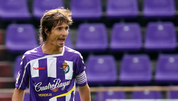 Álvaro Rubio da órdenes durante el partido || Foto: Real Valladolid