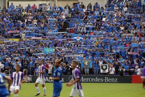 Un momento del partido, con la grada visitante llena de aficionados || Foto: Real Valladolid