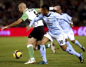 Colsa dirige el balón ante Robinho en el Racing - Manchester City de 2008 || Foto: 20 Minutos