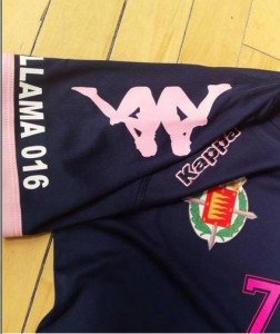 Detalle en la camiseta del Aula Cultural de esta temporada, con el 016, teléfono de asistencia ante casos de violencia de género