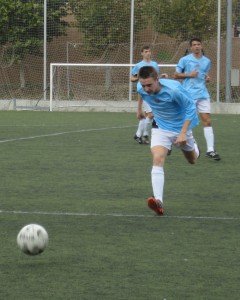 Pleno de derrotas en Liga Nacional 2 Miguel, del Arces, trata de alcanzar el balón || Sergio Sanz