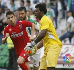 David Concha, entre dos jugadores del Córdoba