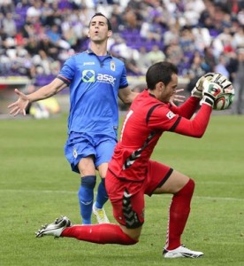 Linares, ante Julio || Foto: Real Valladolid